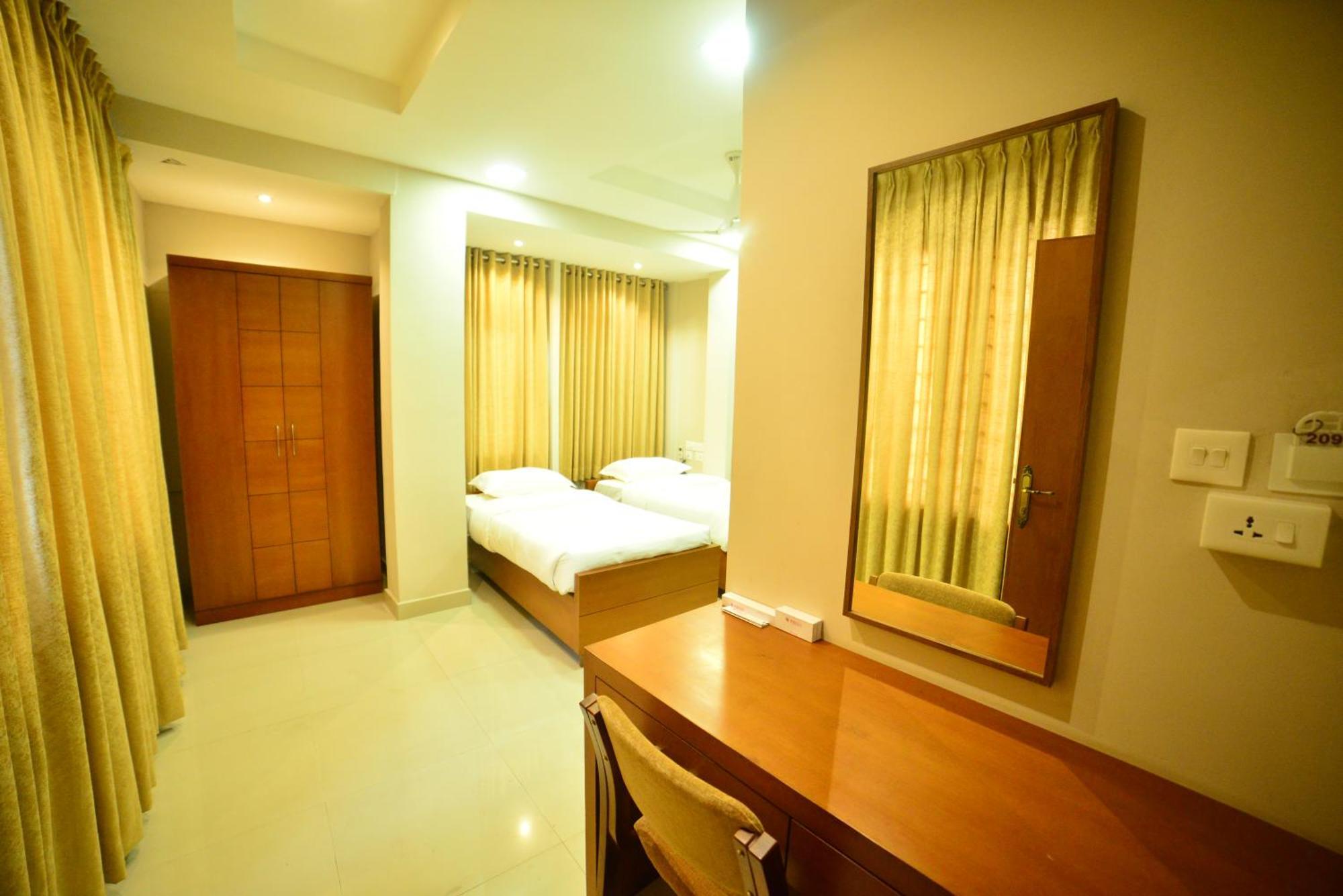 Hotel Priya Kottakkal Bagian luar foto