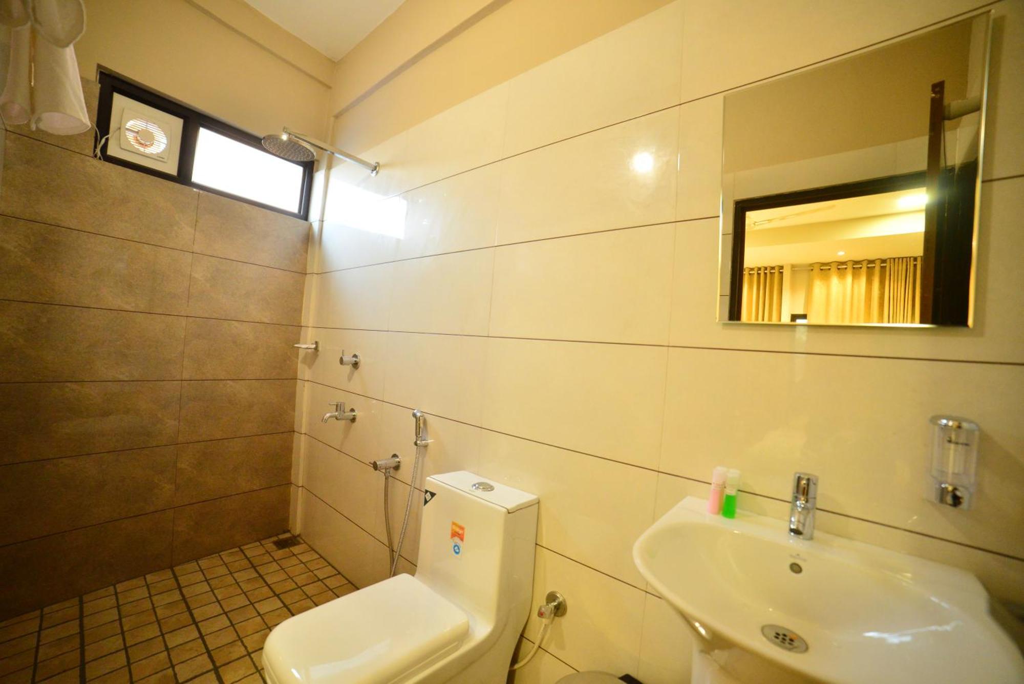 Hotel Priya Kottakkal Bagian luar foto