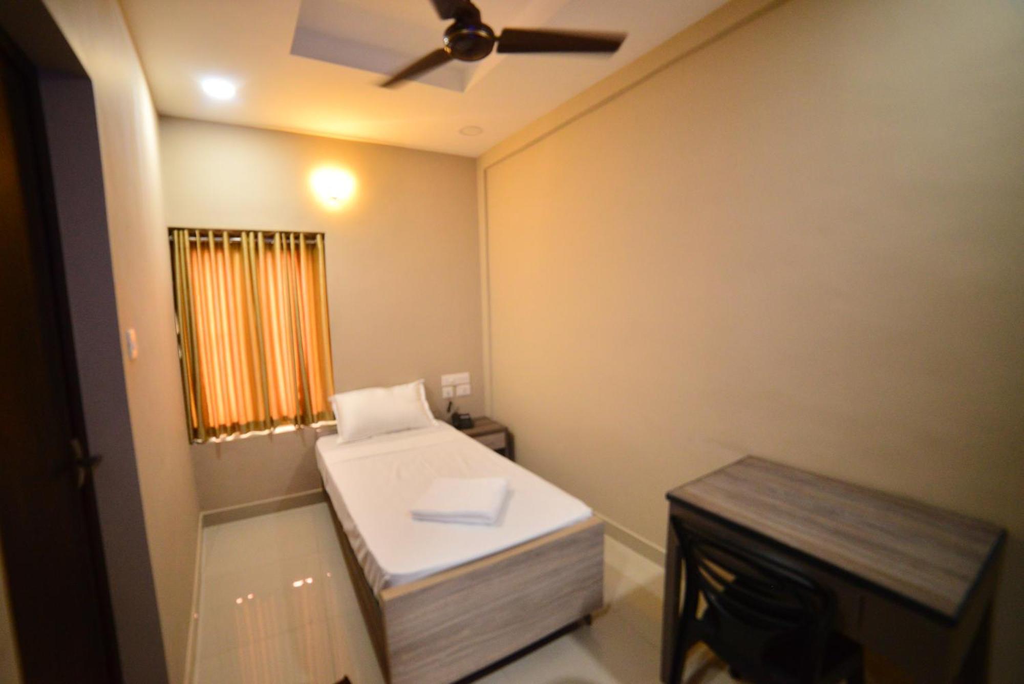 Hotel Priya Kottakkal Bagian luar foto